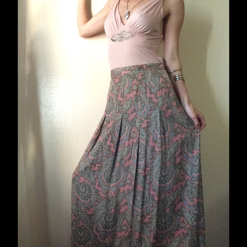 ⬇️ $65 Vintage Paisley Sweetheart Pleated Maxi